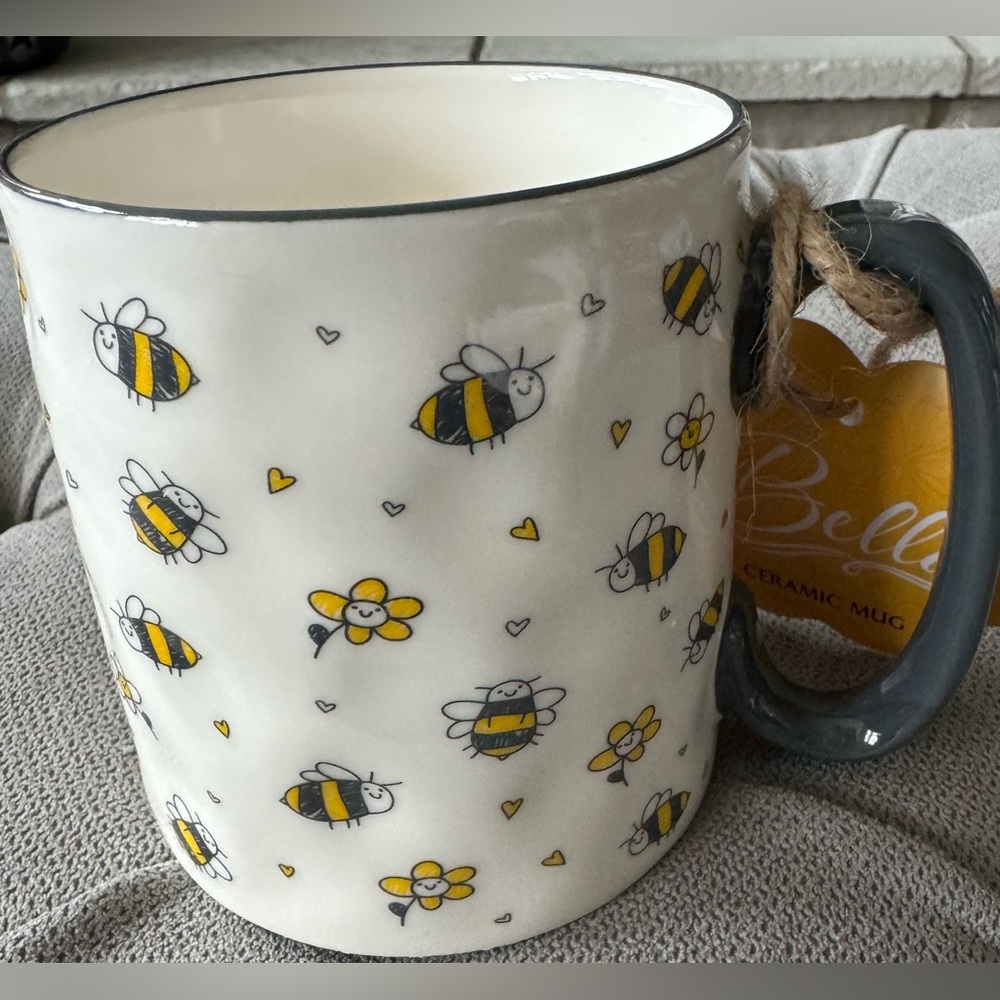 BELLA BEE MUG WITH SMILEY FACE  FLOWERS & HEARTS